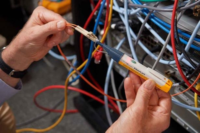 Detektor fibre optike Fluke FiberLert 125, për fibra single mode edhe multimode, portativ, i verdhë