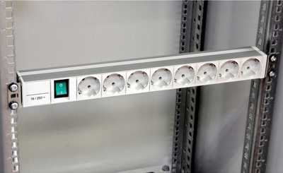 Listelë energjie Schneider Electric NSYAPU19S8S, 19", 1U, 8 dalje me uzë, alumin