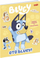 Libër me aktivitete Bluey Here Is Bluey Games And Tasks With Stickers, me ngjitëse, për kalamaj