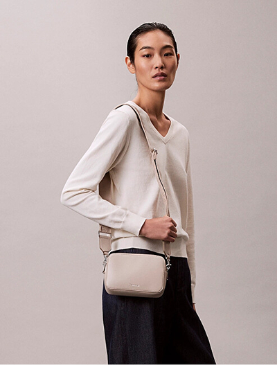 Çantë Calvin Klein Webbing Camera Bag LV04F3165G, me dy rripa, e bardhë
