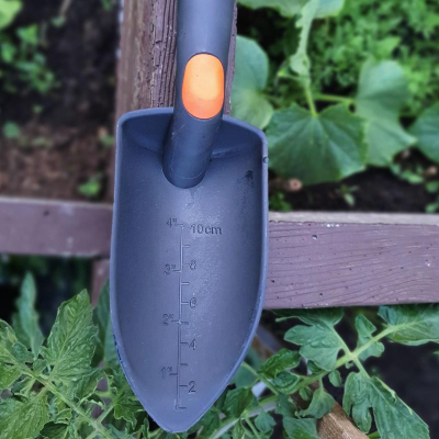 Lopatë kopshti Saska Garden, plastike, me shkallë matëse, e zezë