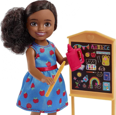 Set lodër Barbie Chelsea Can Be Teacher, kukull 15 cm, aksesorë klase, shumëngjyrësh