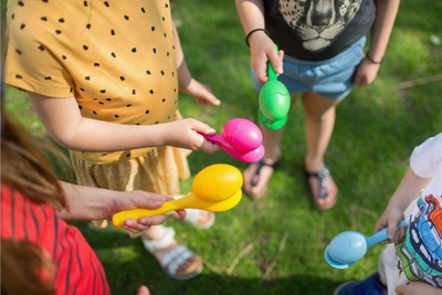 Lojë me vezë në lugë BS Toys Egg Relay, set 16 pjesësh, shumëngjyrëshe