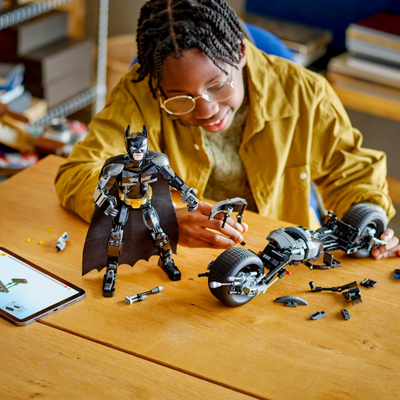Lodër me lego ndërtimi LEGO DC Batman 76273, 713 copa, figurë dhe Batcycle, shumëngjyrësh