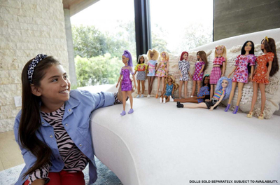Kukull Barbie Fashionistas Petite, flokë të gjatë lejla, fustan lejla metalik