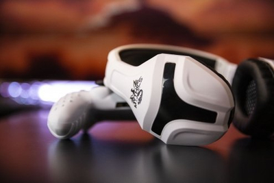 Set aksesorësh gaming Konix Mythics PS 400 për PS5, kas me mikrofon, bardh e zi