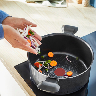 Сет садови за кујна Tefal So Light, тенџере 24 cm со капак, тава 24 cm, црна