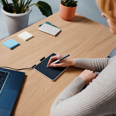 Tablet grafik Wacom One S Pen, A6, USB C dhe Bluetooth, gri e errët