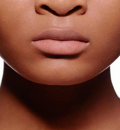 Balsam buzësh Dior Rouge Dior 001 Diornatural, me ngjyrë, që i mban buzët të buta e të hidratuara