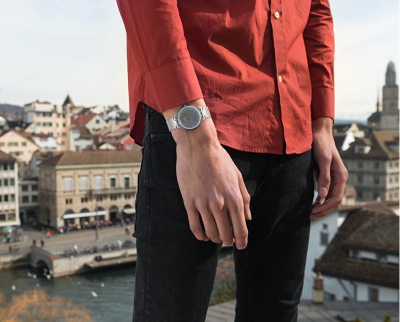 Orë dore Swatch SVOM100M
