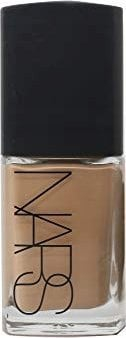 Fondatinë NARS Sheer Glow, nuanca Sahel, mbulim i lehtë n’mes