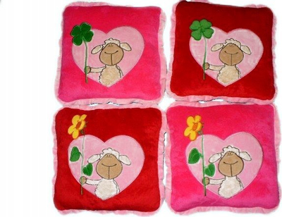 Jastëk pelushi për zbukurim Sheep Love, 30x30cm, me dele të ëmbël, rozë e kuqe
