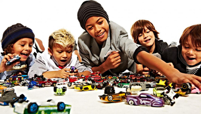 Lodër makinë Hot Wheels, 1 copë, shumëngjyrëshe