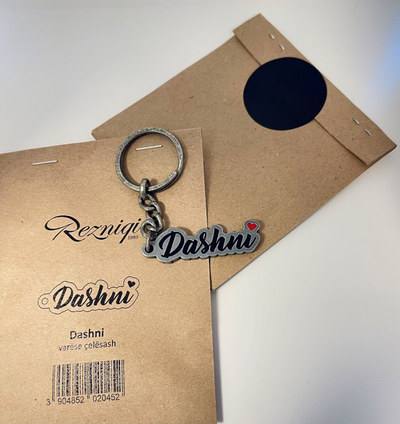 Varëse çelësash Rezniqi - “Dashni”, metalike e ngjyrosur me të kuqe dhe të zezë