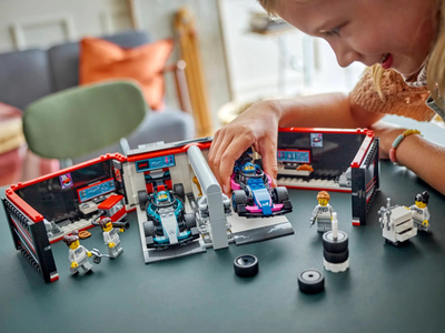 Lodra ndërtime Lego City 60444 F1 Garage, Mercedes AMG dhe Alpine, set ndërtimi, shumëngjyrëshe