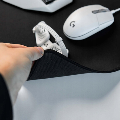 Подлога за глушец Deltahub Gaming Desk Mat, големина S, црна