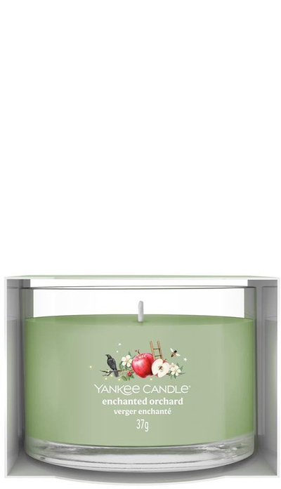 Свеќа Yankee Candle Enchanted Orchard, вотив во чаша, сојин восок, мирис на овошје и карамела, повеќебојна