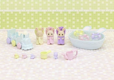Set lodrash Sylvanian Families Triplets Baby Bathtime, figurina lepurushë, aksesorë banje, shumëngjyrësh