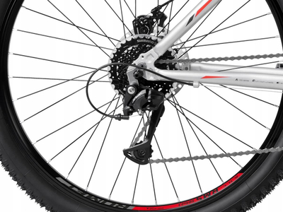Biçikletë mali Romet Rambler R7.2 2023, kornizë 21", rrota 27.5", ngjyrë argjendtë me të kuqe