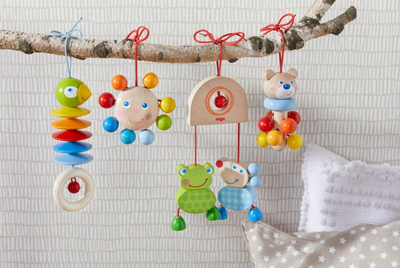 Lodër varëse për bebe HABA Rainbow, dru, me unazë me rruza, shumëngjyrëshe