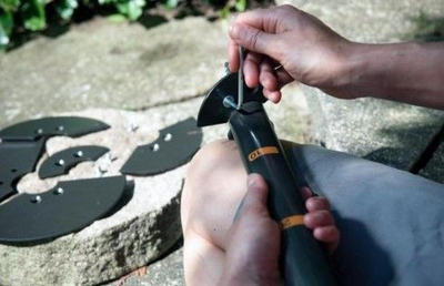 Trap toke Fiskars QuikDrill L, manual, dorezë ergonomike, portokalli