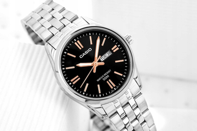 Ora dore Casio LTP-1335D-1A2VDF, mekanizëm quartz, rrip inox, e zezë