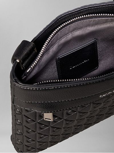 Çantë krahu Calvin Klein Jeans Emblem Emboss Flatpach, eco leather, rrip i rregullueshëm, e zezë