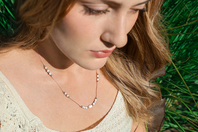 Qafore me rruaza Howlite Agato, bezhë