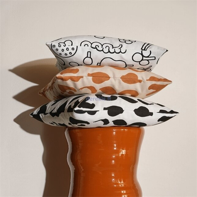 Jastëk zbukurues Iittala Cheetah, 47x47cm, liri me pambuk, bardh e zi