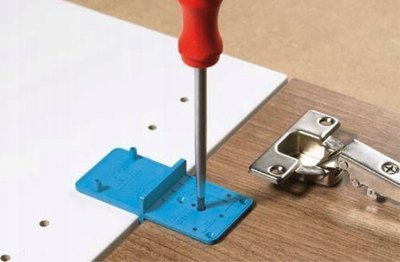 Shabllon universal për montim menteshash Geko, Ø35 40 mm, hap 32 mm, blu