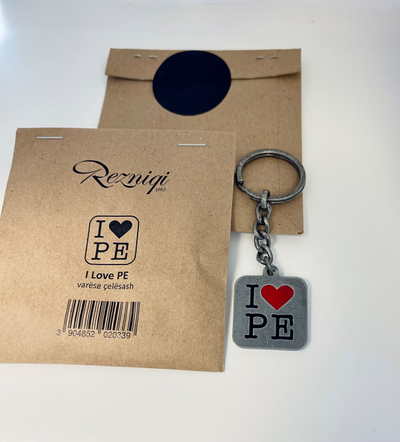 Varëse çelësash Rezniqi - “I Love PE”, metalike e ngjyrosur me të kuqe dhe të zezë
