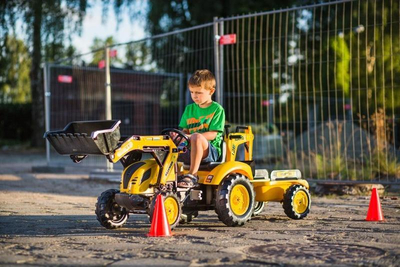 Traktor lodër Komatsu me pedale, ngarkues përparmë dhe pasëm, rimorkio, i verdhë