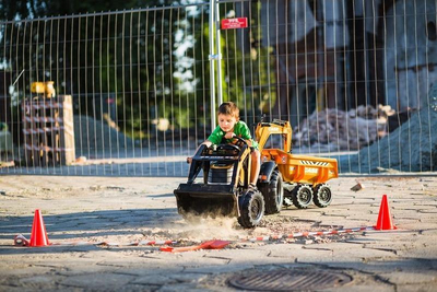 Traktor lodër me pedale Falk Case IH Construction, me rimorkio dhe eskavator, portokalli