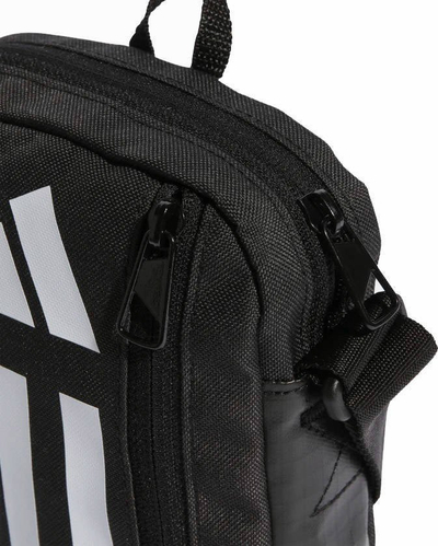 Çantë shpatulle adidas Essentials Training HT4752, me rrip që e rregullon vetë, me logo të madhe, e zezë