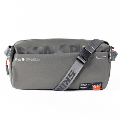 Çantë crossbody Skinarma Jager, najlon, me rrip qafe, e zezë