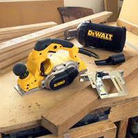 Rrafshus elektrik DeWalt D26500K, 240V, me kuti transporti, i verdhë