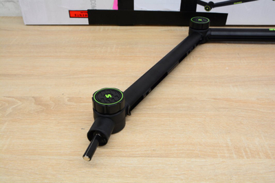 Krah mikrofoni Gator SH-BROADCAST1 Shure, artikulues, për podcast, i zi