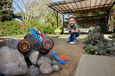 Makina me telekomandë Hot Wheels Monster Trucks Tiger Shark Climber RC, funksion ngjitës, për kalamaj