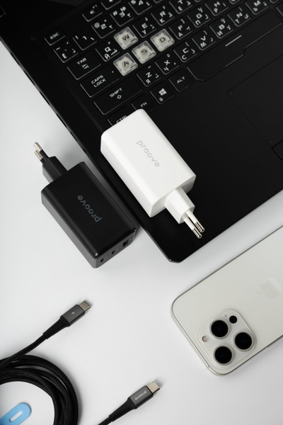 Karikues muri Proove Pocket, 65W, me 2×Type-C dhe USB, i bardhë