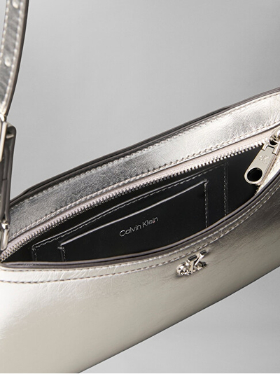 Çantë shpatulle Calvin Klein Metallic Small Shoulder Bag, e vogël, ngjyrë gri metalike