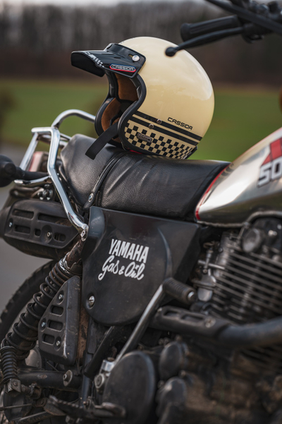 Helmetë motori Cassida Eso Forty Nine 2026, fiberglass, e hapur, krem e zezë