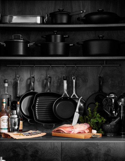 Tenxhere gize Le Creuset Signature Round, me emalim, me kapak, e zezë