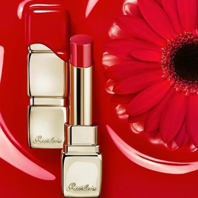 Кармин за усни Guerlain KissKiss Shine Bloom, 95% природни состојки, розова