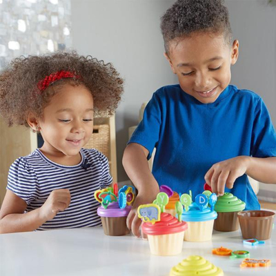 Едукативна играчка Learning Resources ABC Party Toppers, 64 делови, учење на азбука, многубојна