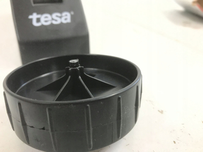 Dispenser shiriti ngjitës Tesa 57431, 2.5 cm, 66 m, i zi
