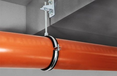 Kllampë tubi Hydroland, 4", me gomë, çelik i galvanizum