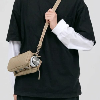 Çantë crossbody Skinarma Juno Organizer, najlon që s’e merr uji, me ndarje për shishe, e zezë