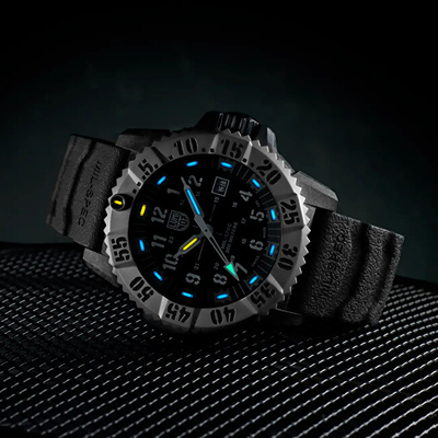 Set dhuratë për meshkuj Luminox Mil Spec, Orë dore + rrip rezervë, i zi/hirtë