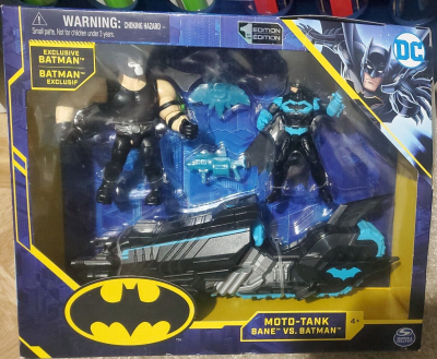 Set lodrash DC Comics Batman Moto-Tank Bane kundër Batman, figurina 10 cm, me aksesorë, e zezë