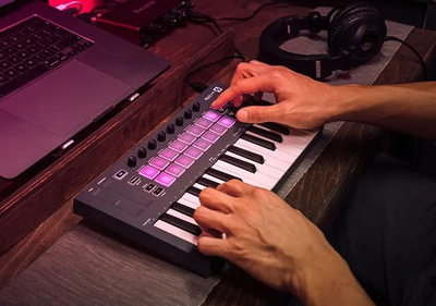Tastierë MIDI Novation FLkey Mini 25 Key, 25 taste, kontrollues për FL Studio, e zezë